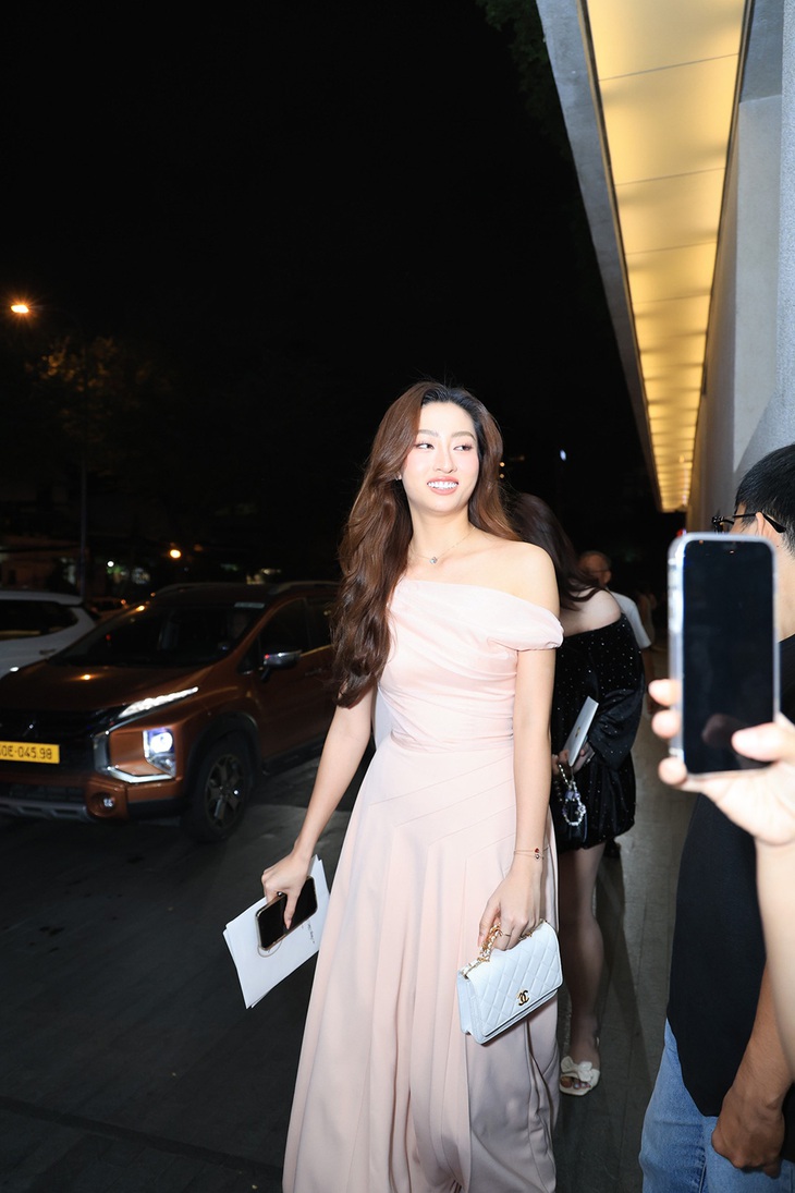 Hoa hậu Lương Thùy Linh dịu dàng với đầm hồng trễ vai