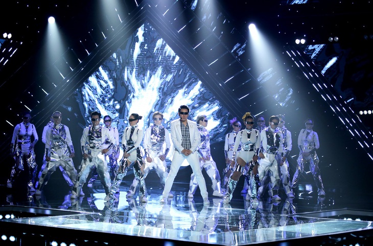 Xuất thân là diễn viên múa, Nguyễn Phi Hùng có lợi thế vũ đạo trên sân khấu