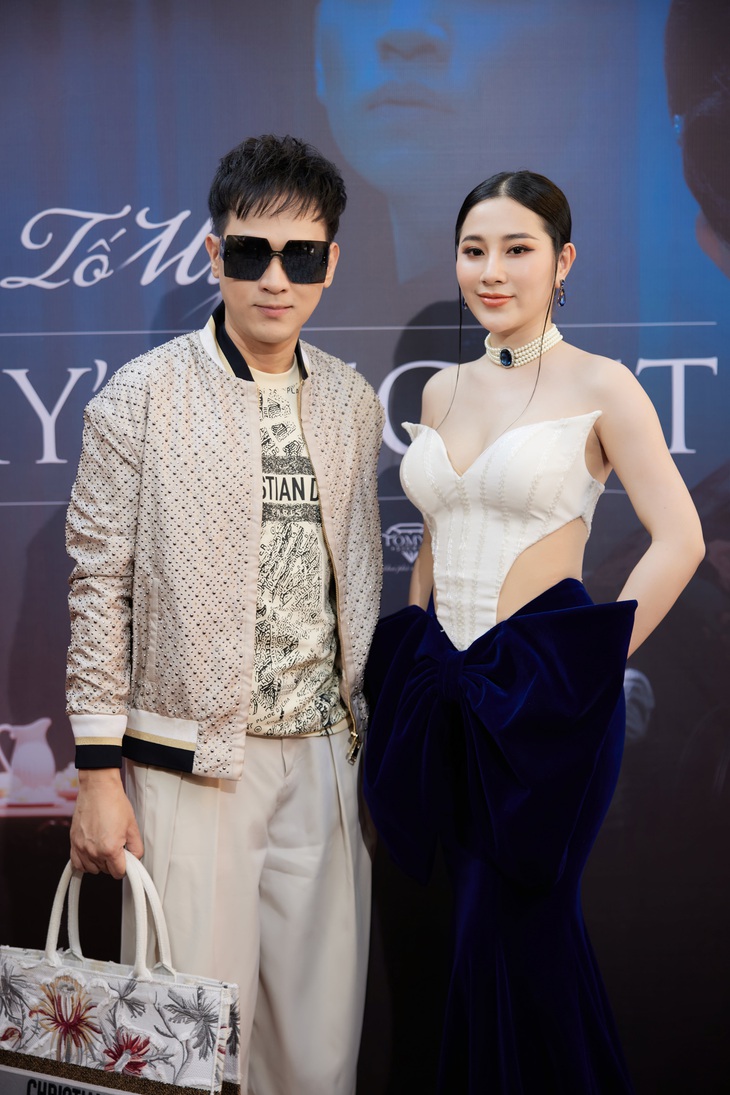 Ca sĩ Nguyễn Vũ trẻ trung sánh đôi bên Tố My