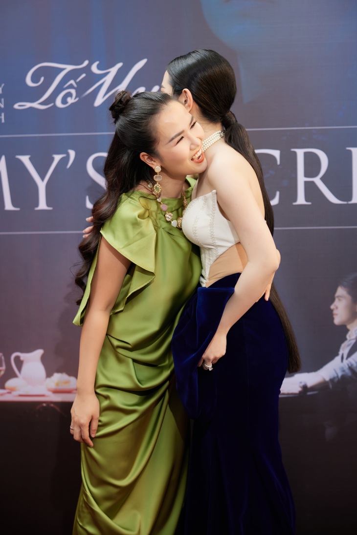 Võ Hạ Trâm dù bận lịch dạy vẫn tranh thủ đến chúc mừng Tố My