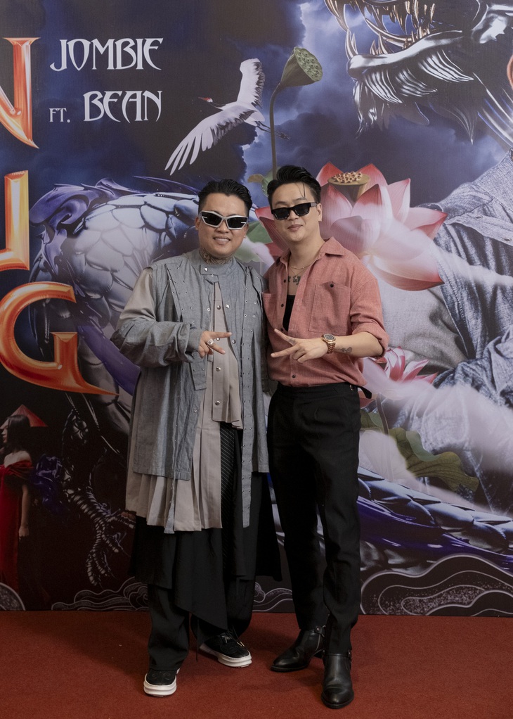 Ca sĩ TiTi (HKT) nhận xét tốt đẹp về MV của đồng nghiệp, anh cho biết bản thân là người miền Tây nên khi nghe ca khúc này anh rất đồng cảm và ấn tượng bởi câu từ nói về tính cách mộc mạc của người dân quê hương.