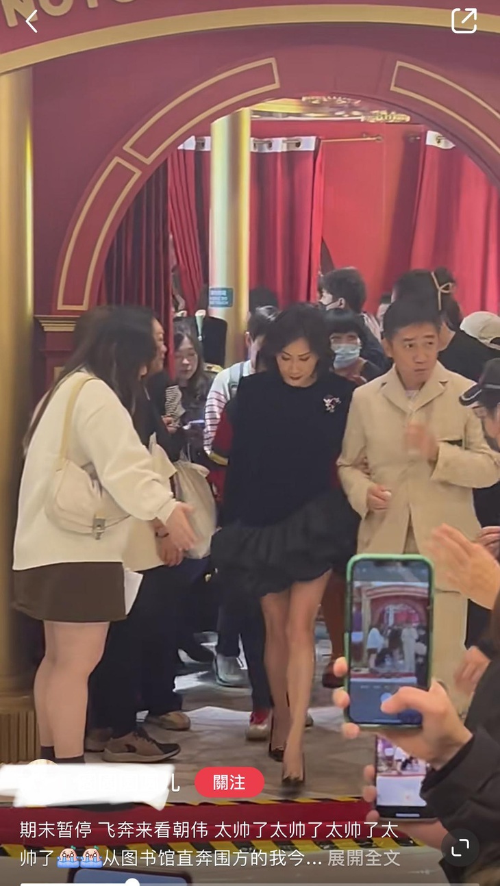 Mặc dù thời tiết ở Tân Giới xuống mức thấp nhất 8 độ, nhưng Lưu Gia Linh vẫn chọn chân váy ngắn cũn khiến nhiều người ngưỡng mộ