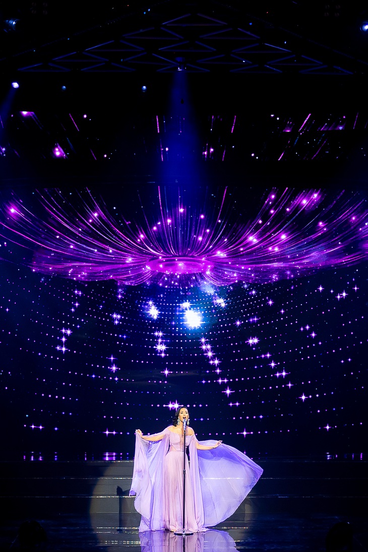 Ngôi sao quốc tế thể hiện liên khúc 'Unconditionally' và 'Roar' trong bộ cánh có điểm nhấn là đường xẻ ngực và eo khéo léo, tôn vẻ gợi cảm của người mặc.