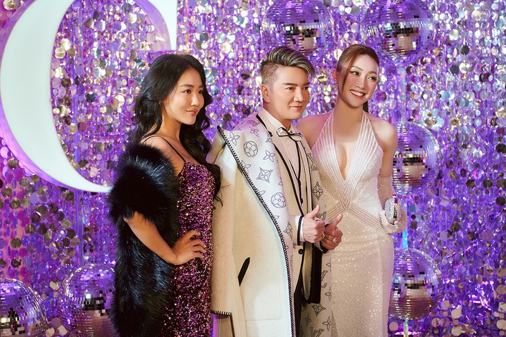 Chi Bảo tình tứ bên vợ trong dạ tiệc