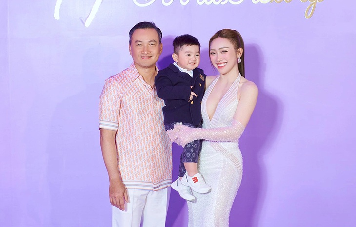 Vợ chồng Chi Bảo - Lý Thùy Trang dắt con trai đến dạ tiệc Beauty Empire. Cậu con trai kháu khỉnh được Chi Bảo gọi yêu là "Đại ca"