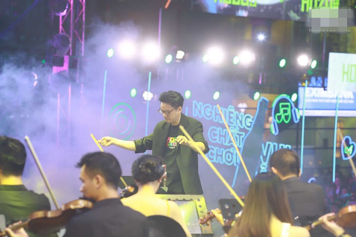 Nhạc trưởng Trần Nhật Minh cùng dàn nhạc Saigon Pops Orchestra biểu diễn mở màn