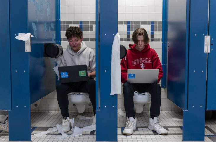 Có những lúc, Zhu (trái) phải trốn trong nhà vệ sinh để điều hành doanh nghiệp của mình.