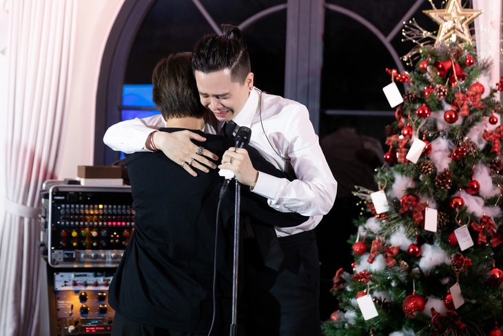 Điều gây xúc động nhất tại đêm diễn chính là khoảnh khắc Trịnh Thăng Bình bật khóc nức nở khi chia tay với trợ lý gắn bó 7 năm.