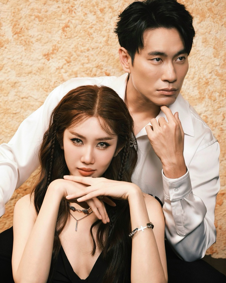 Thúy Ngân cùng “chú sáu” Kiều Minh Tuấn tung bộ ảnh “cực lầy”