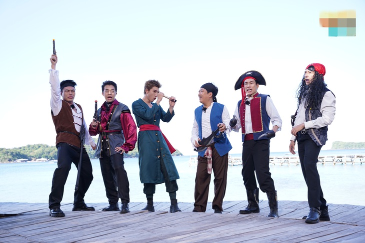 Dàn cast 2 ngày 1 đêm hóa "cướp biển" với tạo hình cực "chiến"