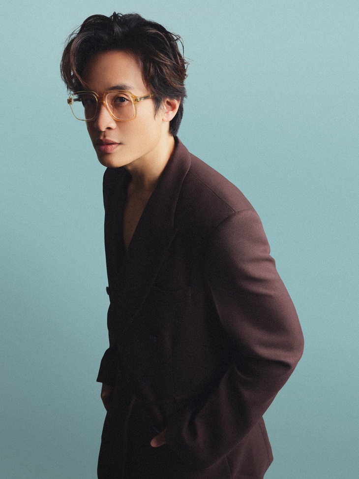 Hà Anh Tuấn là giọng ca tự do tự tại và đầy kiêu hãnh, lưu giữ thanh xuân và những điều mơ mộng của tuổi trẻ trong những câu chuyện âm nhạc của mình.