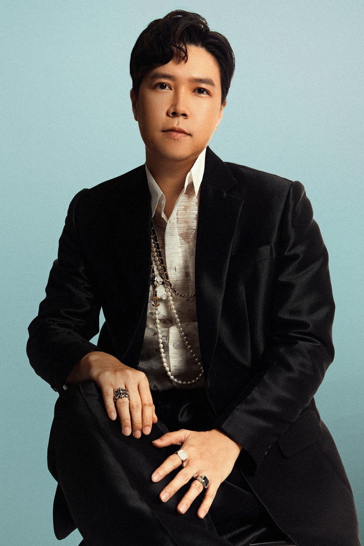 Lê Hiếu sở hữu giọng hát dịu dàng, bình thản như dòng nước hiền hòa nhưng lại mang nhiều nỗi niềm của một người đàn ông trưởng thành.