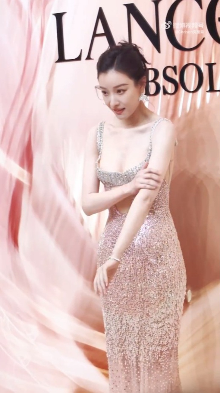 Nghê Ni liên tục xoa tay, ôm người và run cầm cập vì lạnh