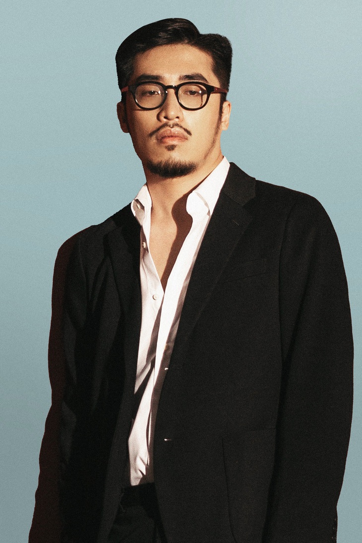 “Người giữ mùa xuân” đầu tiên là VŨ. - chàng trai trẻ với giọng hát nồng nàn như nắng ấm, đại diện cho một thế hệ những người trẻ tràn đầy khát khao yêu và sống, người sẽ kể những câu chuyện tình tươi mới, lãng mạn mà cũng đầy ám ảnh.