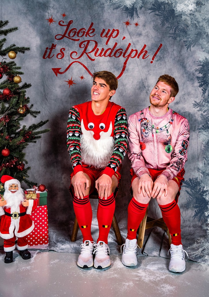 Có ai ngờ anh chàng mặc áo hồng là Kevin de Bruyne nhỉ?!