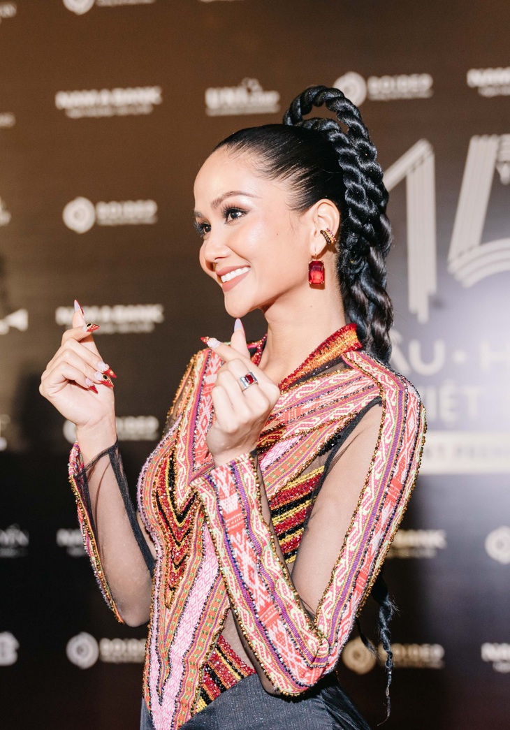 H"Hen Niê có hành động cực đáng yêu khi chụp ảnh cùng fan lớn tuổi