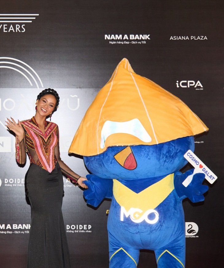 Nàng hậu tạo dáng cùng linh vật Chiến Binh Nón cực hot