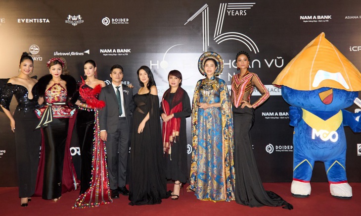 Dàn giám khảo Miss Cosmo Vietnam gồm hoa hậu Hương Giang, siêu mẫu Vũ Thu Phương, hoa hậu Khánh Vân, Katy Nguyễn, MC Quỳnh Hoa và hoa hậu H'Hen Niê