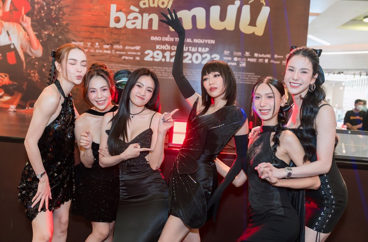 Dàn "chị đẹp" cũng có mặt để chúc mừng "đội trưởng" Diệu Nhi