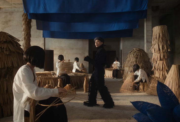 Một cảnh trong MV Em xinh