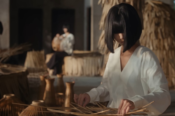 Trong MV, MONO và ê kíp đã gửi gắm nhiều hình ảnh bình dị trong văn hóa