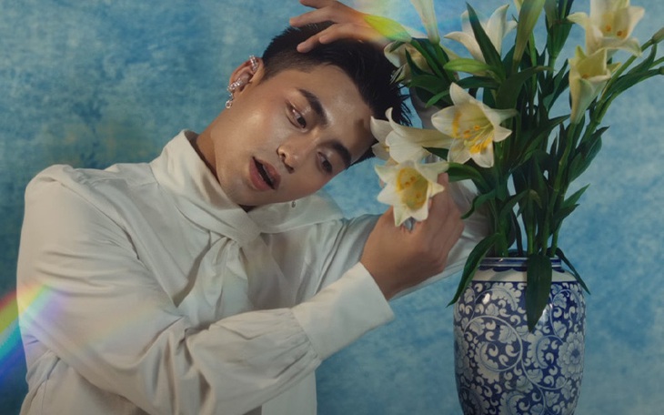 MONO hóa "thiếu nữ bên hoa huệ" trong MV mới