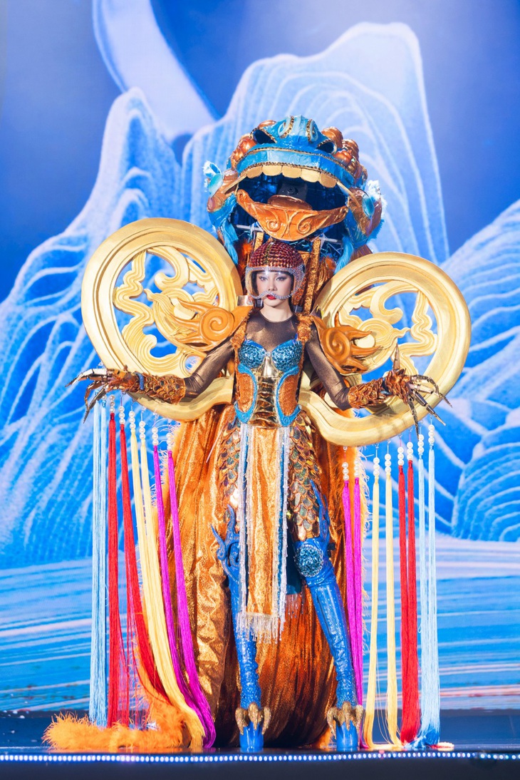 Trang phục mang tên 'Toan Nghê nữ sĩ' do Nguyễn Thị Bích Thủy trình bày