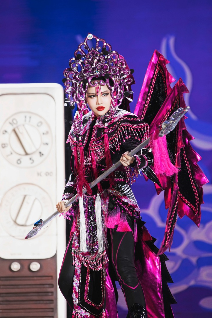 Trang phục 'Đại Nam kịch bội' do Trần Thị Thùy Trâm trình diễn