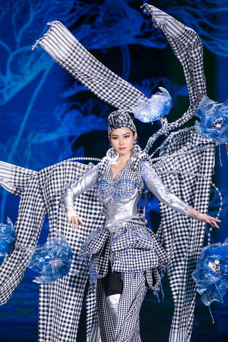 Nguyễn Hoàng Bảo Trân và trang phục 'Rằn ri phương Nam'