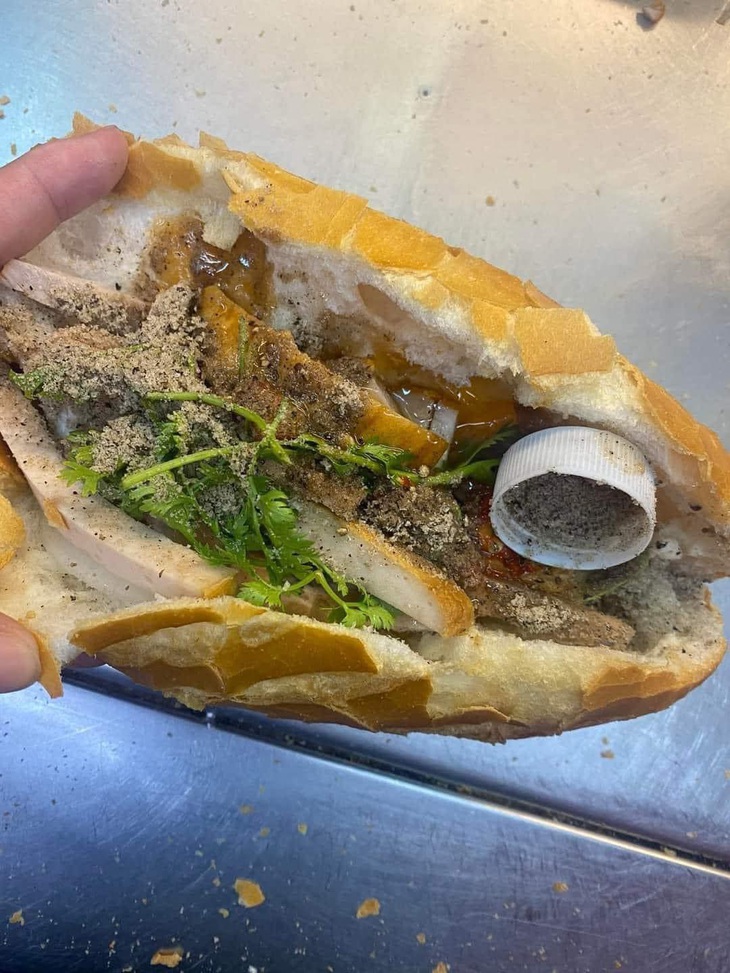 Mấy đứa hở chút là xin "thêm tí tiêu".