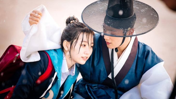 Những bộ phim xuyên không thú vị nên xem một lần trong đời- Ảnh 10.