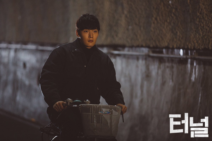 Những bộ phim xuyên không thú vị nên xem một lần trong đời- Ảnh 3.