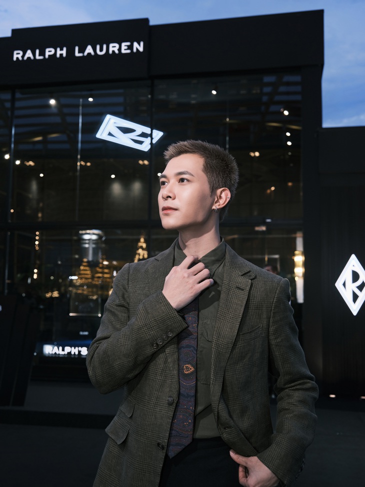 Xuất hiện tại một sự kiện ở Singapore, giọng ca 'X2 sự yêu em' Anh Tú Atus gây chú ý bởi mái tóc mới cực ngầu.