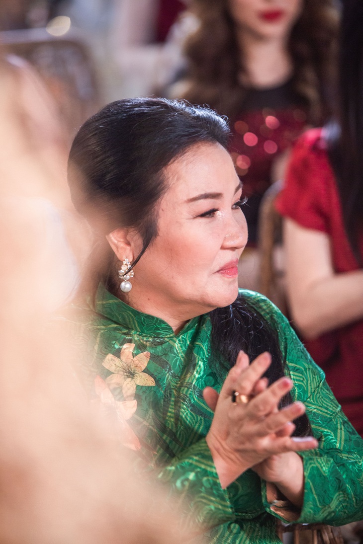 Nghệ sĩ Ngân Quỳnh rơi nước mắt khi xem lại MV "Lòng mẹ 3"