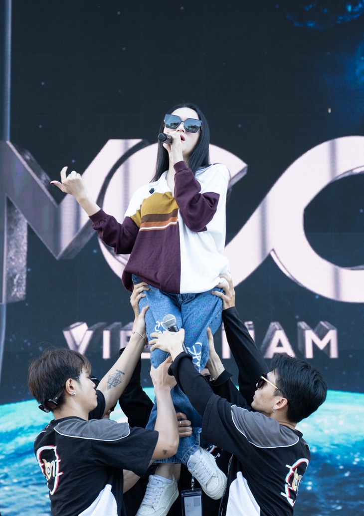 Hương Giang có màn xuất hiện đầu tư vũ đạo công phu với bản mash up Thềm nhà có hoa và Hót hòn họt