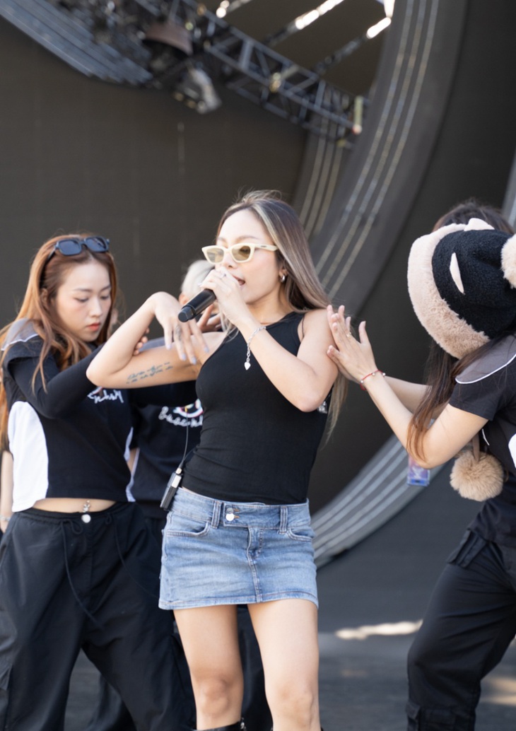 Vũ Thảo My vũ đạo nóng bỏng cho ca khúc chủ đề của cuộc thi Miss Cosmo Vietnam năm nay