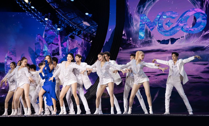 Top 38 đồng diễn mở màn chung kết Miss Cosmo Vietnam 2023