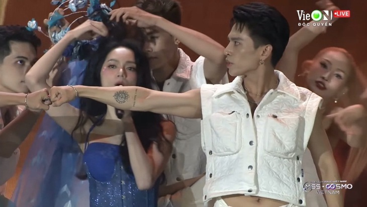 Vũ công hỗ trợ Hương Giang gỡ chiếc vòng cài tóc