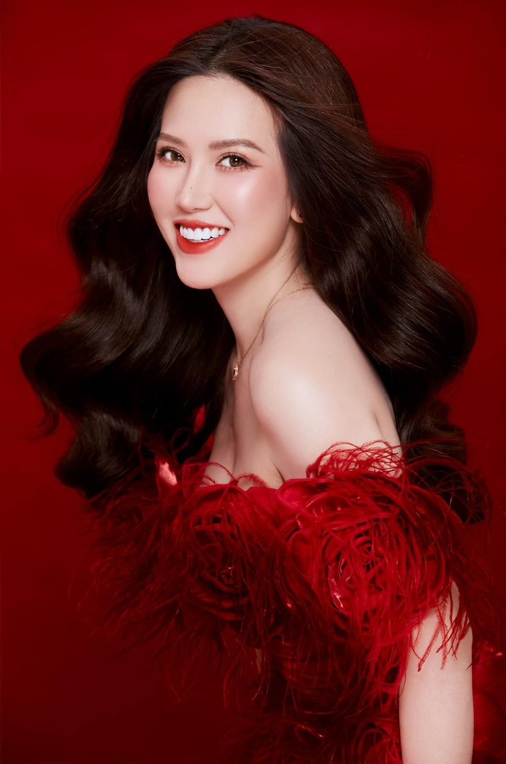 Phong cách hiện đại, quyến rũ của Thu Hà ở đời thường