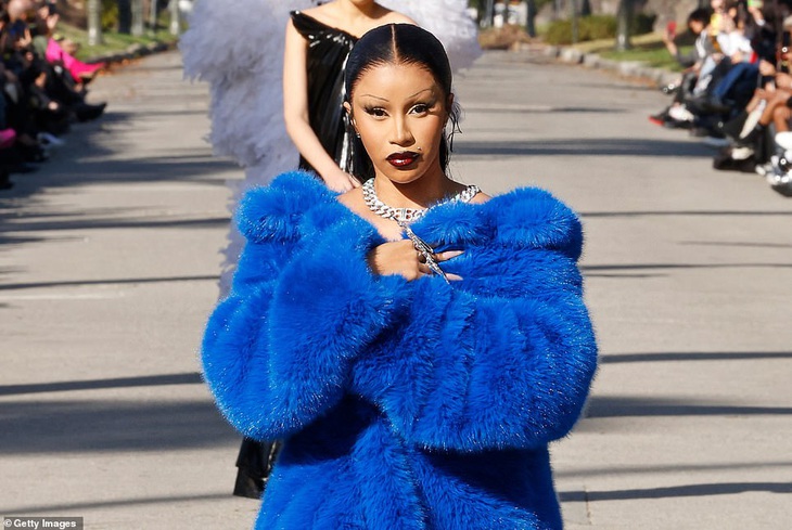 Nhiều fan hâm mộ phấn khích trước hành động kỳ quặc của Cardi B mà chẳng màng tìm hiểu nguyên nhân phía sau