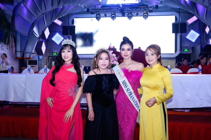 Mỹ nhân Philippines cũng hướng dẫn kỹ năng trình diễn cho các thí sinh