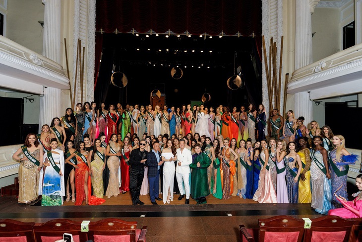 Ban tổ chức Miss Earth 2023 mời các thí sinh thưởng thức À ố show