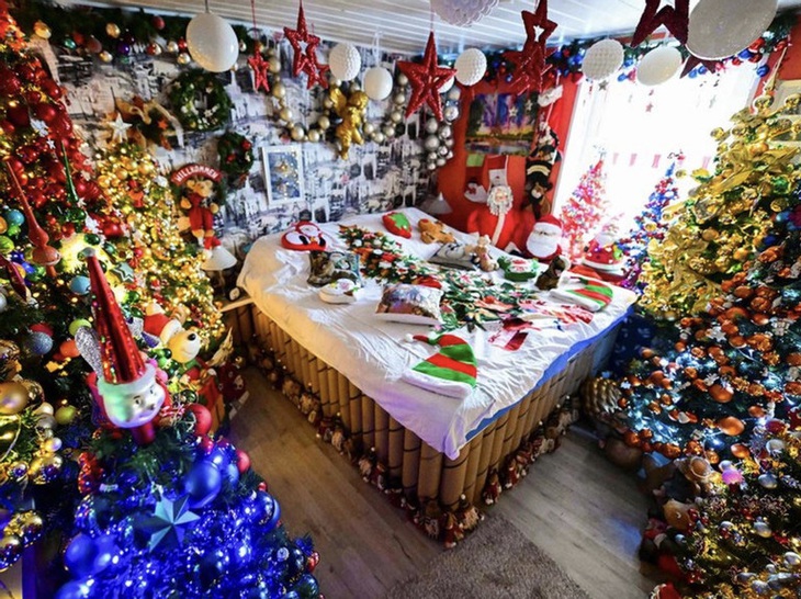 Thậm chí, giường ngủ cũng bị "bao vây" bởi cây thông Noel cùng những vật phẩm trang trí.