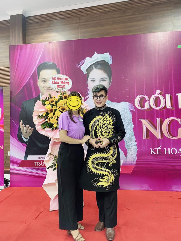 MC Thanh Bạch chăm chỉ chạy show&nbsp;