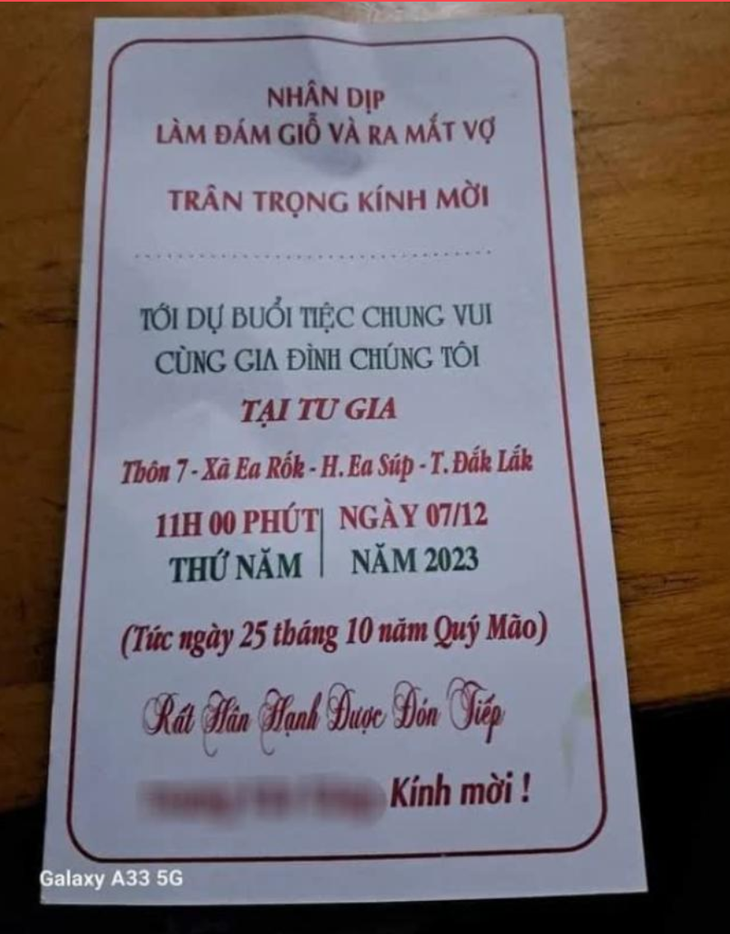 Thiệp mời gây xôn xao.