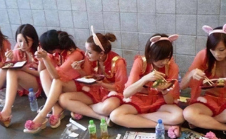 Ngay cả khi điều kiện ăn ở trong đoàn quá kém, diễn viên vẫn phải cắn răng cam chịu.