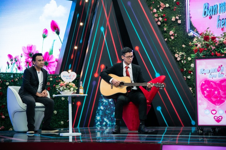 Nhà trai còn trổ tài đàn hát tiếng Anh cực mượt mà trước màn phác họa bạn gái lý tưởng bằng AI