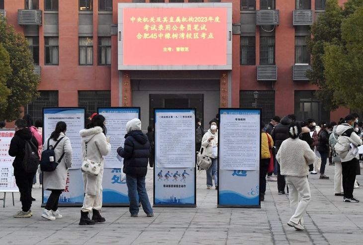 Thí sinh đang chờ đến giờ thi ở Hợp Phì, An Huy. Ảnh: China Daily