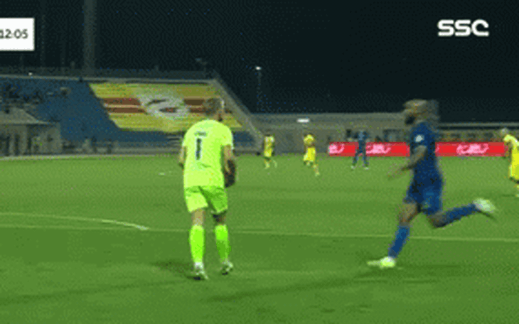 Xem quả phạt đền kỳ lạ ở Giải vô địch Saudi Arabia