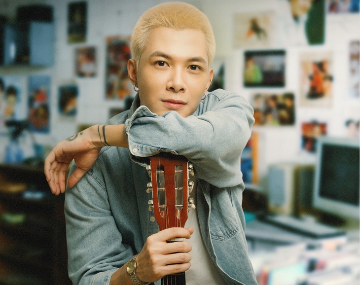 Anh Tú xuất hiện trong bộ poster với tạo hình đầu húi cua khác lạ được nhuộm màu vàng kim nổi bật. Ngoại hình của anh chàng khá khác biệt so với phong cách thời trang lúc bấy giờ, ẩn ý về thân phận và tính cách của Phúc. Hóa thân vào vai một diễn viên nghiệp dư yêu nghề nhưng trải qua nhiều thăng trầm trong cuộc sống, Anh Tú hứa hẹn thể hiện nét quyến rũ mới mẻ